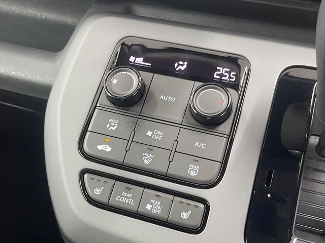 【オートエアコン】一度お好みの温度に設定すれば、車内の温度を検知し風量や温度を自動で調整。暑い&hellip;寒い&hellip;と何度もスイッチ操作をする必要はありません。快適な車内空間には必須の機能ですね♪