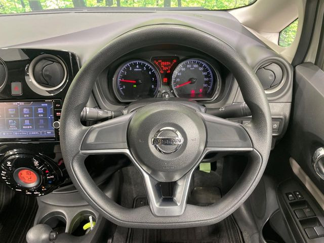 �C���e���A�ɍ��킹���f�U�C���̃X�e�A�����O�́A�^�]�������̂��Ƃ��l���A�^�]���₷���`��A�傫���ł��B�����x�A���ۂɐG���Ă��m���߂��������B