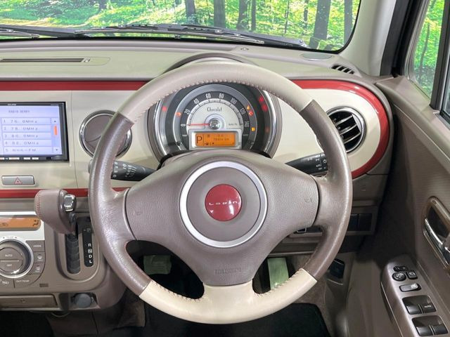 �C���e���A�ɍ��킹���f�U�C���̃X�e�A�����O�́A�^�]�������̂��Ƃ��l���A�^�]���₷���`��A�傫���ł��B�����x�A���ۂɐG���Ă��m���߂��������B