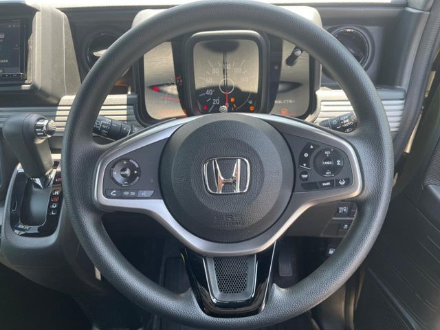 �C���e���A�ɍ��킹���f�U�C���̃X�e�A�����O�́A�^�]�������̂��Ƃ��l���A�^�]���₷���`��A�傫���ł��B�����x�A���ۂɐG���Ă��m���߂��������B