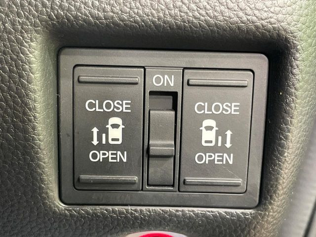 【両側パワースライドドア】スマートキーや運転席のスイッチで後席両側スライドドアの開閉が可能♪電動だから力を入れてドアを開ける必要が無く、小さなお子様でも簡単に開け閉めでき快適です♪