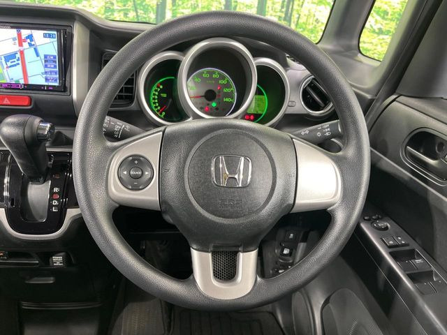 �C���e���A�ɍ��킹���f�U�C���̃X�e�A�����O�́A�^�]�������̂��Ƃ��l���A�^�]���₷���`��A�傫���ł��B�����x�A���ۂɐG���Ă��m���߂��������B