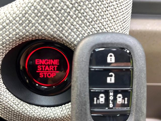 �yHonda�X�}�[�g�L�[�z�J�o����|�P�b�g�ɓ��ꂽ�܂܂ł��h�A�̎{���E�������\�ȃX�}�[�g�L�[�𑕔��B�G���W���̃I���E�I�t�����J�M�����o���K�v����������Ƃ��Ă��֗��ł���