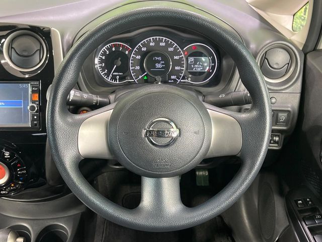 �C���e���A�ɍ��킹���f�U�C���̃X�e�A�����O�́A�^�]�������̂��Ƃ��l���A�^�]���₷���`��A�傫���ł��B�����x�A���ۂɐG���Ă��m���߂��������B