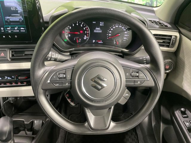 �C���e���A�ɍ��킹���f�U�C���̃X�e�A�����O�́A�^�]�������̂��Ƃ��l���A�^�]���₷���`��A�傫���ł��B�����x�A���ۂɐG���Ă��m���߂��������B