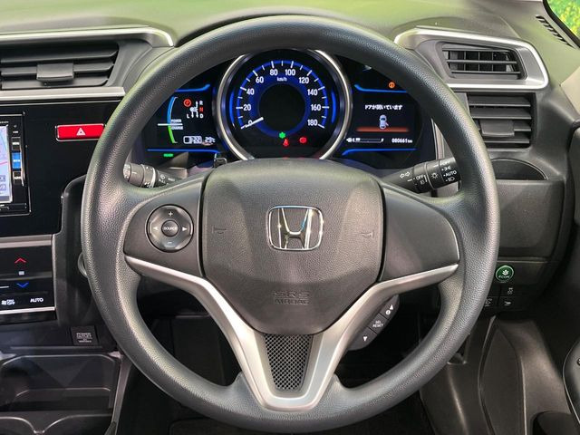 �C���e���A�ɍ��킹���f�U�C���̃X�e�A�����O�́A�^�]�������̂��Ƃ��l���A�^�]���₷���`��A�傫���ł��B�����x�A���ۂɐG���Ă��m���߂��������B