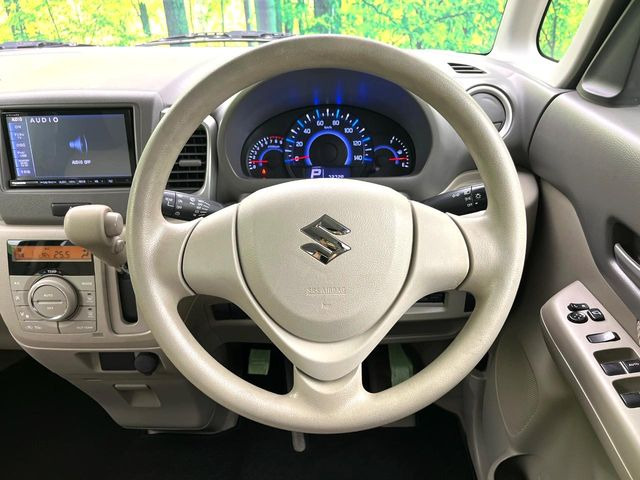 �C���e���A�ɍ��킹���f�U�C���̃X�e�A�����O�́A�^�]�������̂��Ƃ��l���A�^�]���₷���`��A�傫���ł��B�����x�A���ۂɐG���Ă��m���߂��������B