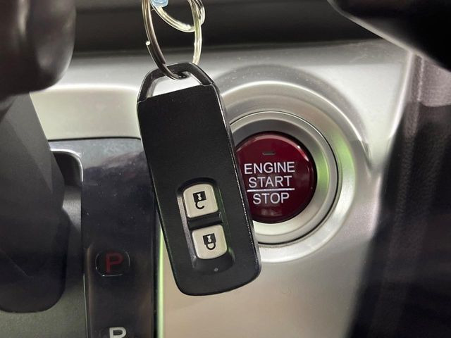 �yHonda�X�}�[�g�L�[�z�J�o����|�P�b�g�ɓ��ꂽ�܂܂ł��h�A�̎{���E�������\�ȃX�}�[�g�L�[�𑕔��B�G���W���̃I���E�I�t�����J�M�����o���K�v����������Ƃ��Ă��֗��ł���