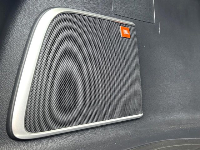 �yJBL�T�E���h�V�X�e���z���[�J�[�I�v�V�����̍��i�ʃT�E���h�V�X�e���𓋍ځB��p�̃`���[�j���O���{���ꂽ�召�l�X�ȃX�s�[�J�[����ǎ��ȃT�E���h���t�ł��A�Տꊴ���ӂ�鉹����Ԃ����o���܂��B
