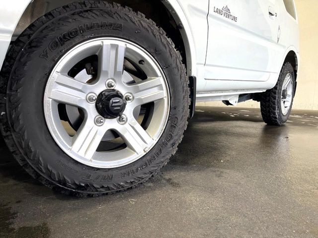 �y���������C���`�A���~�z�C�[���z�O�ςɃ}�b�`���������A���~�z�C�[���𑕒����Ă���܂��B�e��ЊO�A���~�z�C�[����A�X�^�b�h���X�^�C�����戵�����Ă���܂��B���񂲑��k����������