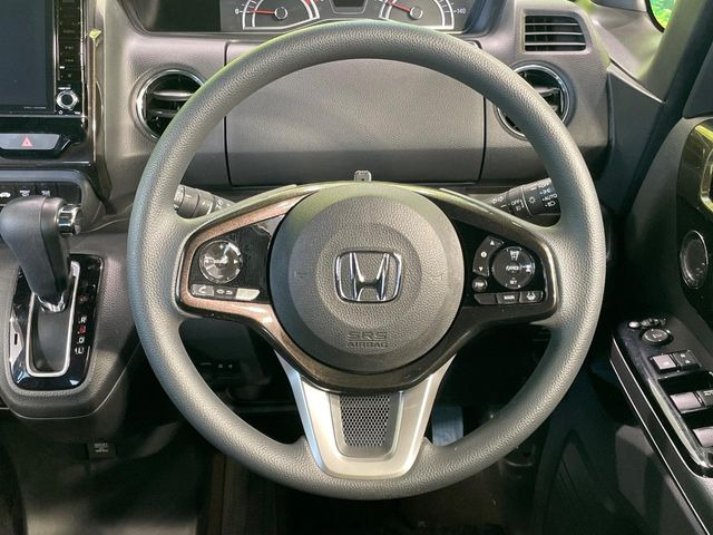 インテリアに合わせたデザインのステアリングは、運転される方のことも考え、運転しやすい形状、大きさです。是非一度、実際に触ってお確かめください。