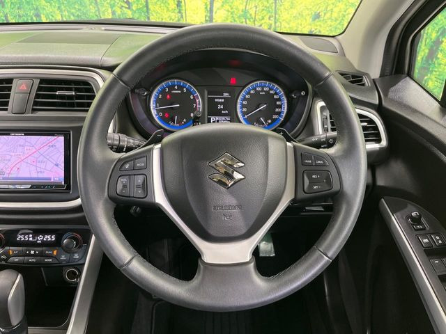 �C���e���A�ɍ��킹���f�U�C���̃X�e�A�����O�́A�^�]�������̂��Ƃ��l���A�^�]���₷���`��A�傫���ł��B�����x�A���ۂɐG���Ă��m���߂��������B