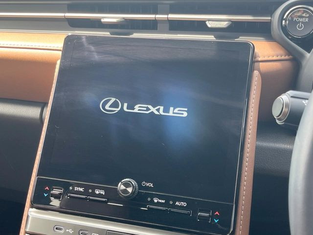�y9.8�C���` �f�B�X�v���C�I�[�f�B�I�z���ʂ̃f�B�X�v���C��AppleCarPlay��AndroidAuto�����p�\�B�傫�ȉ�ʂŃX�}�z�i�r�A�v���������p���������܂���