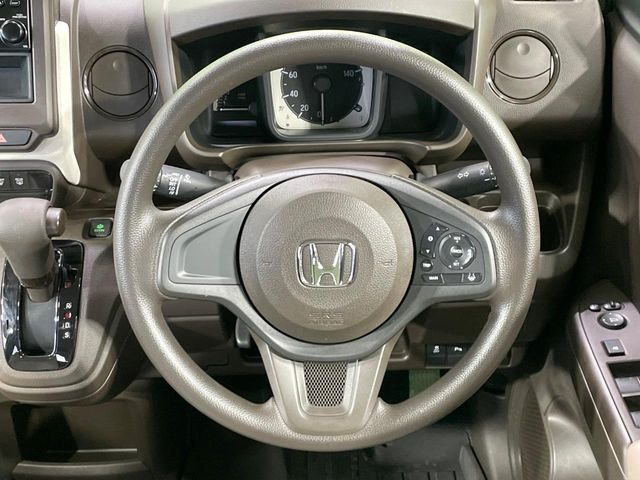 �C���e���A�ɍ��킹���f�U�C���̃X�e�A�����O�́A�^�]�������̂��Ƃ��l���A�^�]���₷���`��A�傫���ł��B�����x�A���ۂɐG���Ă��m���߂��������B