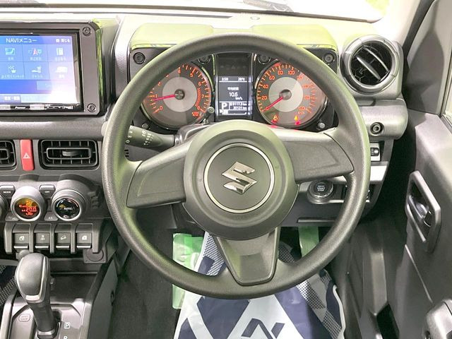 �C���e���A�ɍ��킹���f�U�C���̃X�e�A�����O�́A�^�]�������̂��Ƃ��l���A�^�]���₷���`��A�傫���ł��B�����x�A���ۂɐG���Ă��m���߂��������B