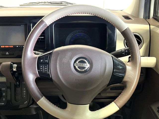 �C���e���A�ɍ��킹���f�U�C���̃X�e�A�����O�́A�^�]�������̂��Ƃ��l���A�^�]���₷���`��A�傫���ł��B�����x�A���ۂɐG���Ă��m���߂��������B