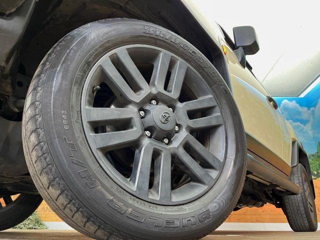 �O�ςɃ}�b�`���������A���~�z�C�[���𑕒����Ă���܂��B�e��ЊO�A���~�z�C�[����A�X�^�b�h���X�^�C�����戵�����Ă���܂��B���񂲑��k����������