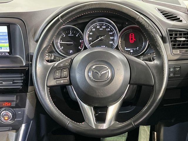 �C���e���A�ɍ��킹���f�U�C���̃X�e�A�����O�́A�^�]�������̂��Ƃ��l���A�^�]���₷���`��A�傫���ł��B�����x�A���ۂɐG���Ă��m���߂��������B