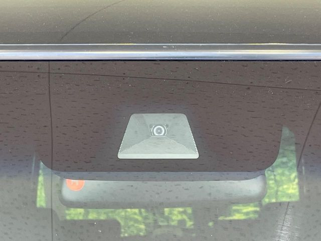 【ホンダセンシング】走行中に前方の車両等を認識し、衝突しそうな時は警報とブレーキで衝突回避と被害軽減をアシスト。より安全にドライブをお楽しみいただけます。