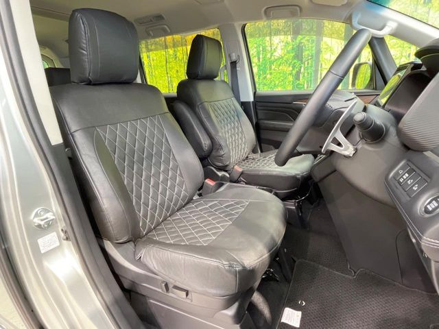 運転席まわりには十分なスペースがあり、大柄な方でもゆったり運転していただける環境です。