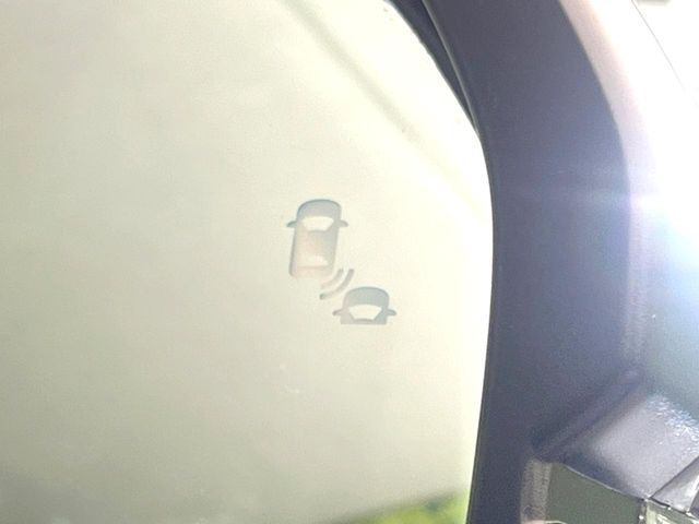 【ブラインドスポットインフォメーション】走行中、ドアミラーの死角になりやすい箇所に後続車が接近するとサイドミラー付近に警告を表示、ドライバーに注意喚起をしてくれます。