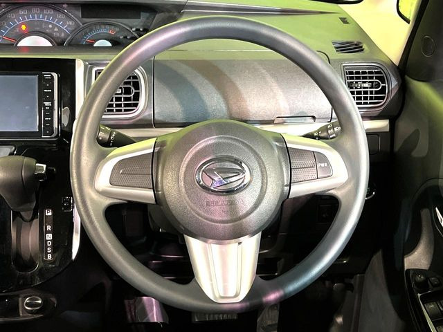 �C���e���A�ɍ��킹���f�U�C���̃X�e�A�����O�́A�^�]�������̂��Ƃ��l���A�^�]���₷���`��A�傫���ł��B�����x�A���ۂɐG���Ă��m���߂��������B