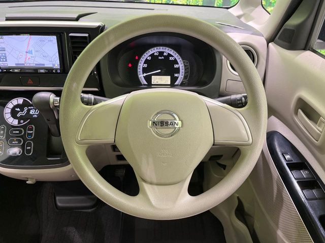 �C���e���A�ɍ��킹���f�U�C���̃X�e�A�����O�́A�^�]�������̂��Ƃ��l���A�^�]���₷���`��A�傫���ł��B�����x�A���ۂɐG���Ă��m���߂��������B