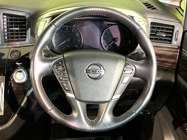 �C���e���A�ɍ��킹���f�U�C���̃X�e�A�����O�́A�^�]�������̂��Ƃ��l���A�^�]���₷���`��A�傫���ł��B�����x�A���ۂɐG���Ă��m���߂��������B