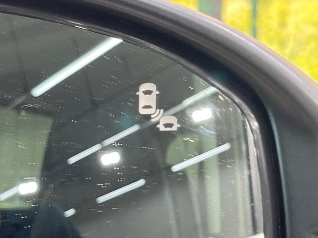 【ブラインドスポットモニター】走行中、ドアミラーの死角になりやすい箇所に後続車が接近するとサイドミラーのレンズに警告を表示!ドライバーに注意喚起をしてくれます。