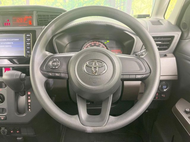 �C���e���A�ɍ��킹���f�U�C���̃X�e�A�����O�́A�^�]�������̂��Ƃ��l���A�^�]���₷���`��A�傫���ł��B�����x�A���ۂɐG���Ă��m���߂��������B