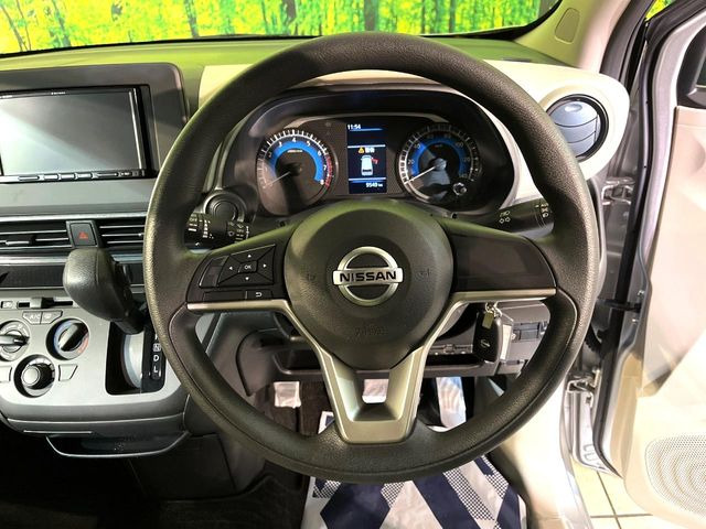 �C���e���A�ɍ��킹���f�U�C���̃X�e�A�����O�́A�^�]�������̂��Ƃ��l���A�^�]���₷���`��A�傫���ł��B�����x�A���ۂɐG���Ă��m���߂��������B