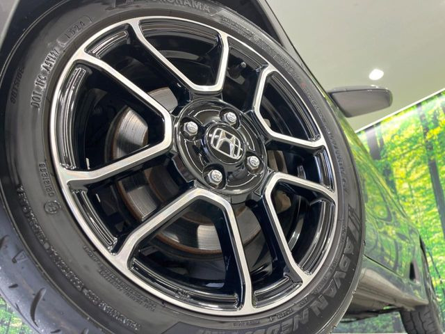 �y����16�C���`�A���~�z�C�[���z�O�ςɃ}�b�`���������A���~�z�C�[���𑕒����Ă���܂��B�e��ЊO�A���~�z�C�[����A�X�^�b�h���X�^�C�����戵�����Ă���܂��B���񂲑��k����������