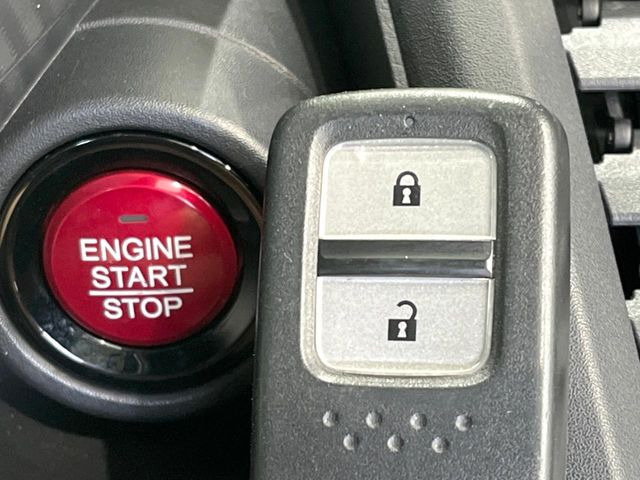 �yHonda�X�}�[�g�L�[�z�J�o����|�P�b�g�ɓ��ꂽ�܂܂ł��h�A�̎{���E�������\�ȃX�}�[�g�L�[�𑕔��B�G���W���̃I���E�I�t�����J�M�����o���K�v����������Ƃ��Ă��֗��ł���