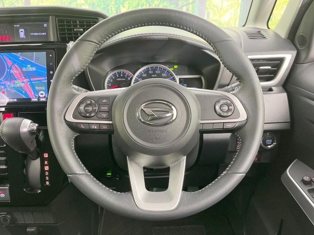 �C���e���A�ɍ��킹���f�U�C���̃X�e�A�����O�́A�^�]�������̂��Ƃ��l���A�^�]���₷���`��A�傫���ł��B�����x�A���ۂɐG���Ă��m���߂��������B