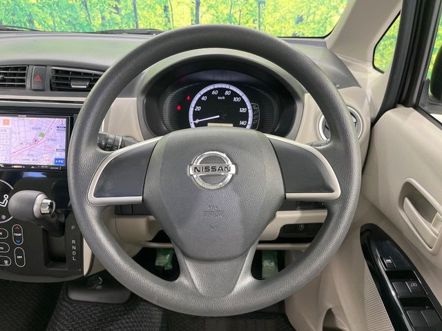 �C���e���A�ɍ��킹���f�U�C���̃X�e�A�����O�́A�^�]�������̂��Ƃ��l���A�^�]���₷���`��A�傫���ł��B�����x�A���ۂɐG���Ă��m���߂��������B