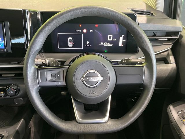 �C���e���A�ɍ��킹���f�U�C���̃X�e�A�����O�́A�^�]�������̂��Ƃ��l���A�^�]���₷���`��A�傫���ł��B�����x�A���ۂɐG���Ă��m���߂��������B