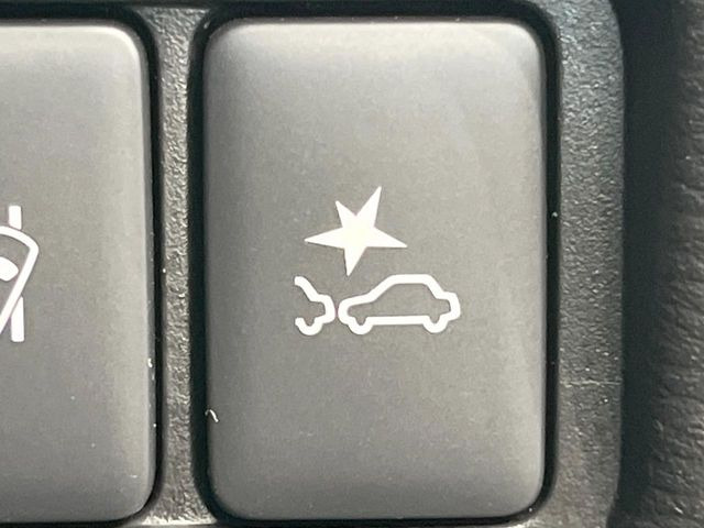 【三菱e-Assist】走行中に前方の車両等を認識し、衝突しそうな時は警報とブレーキで衝突回避と被害軽減をアシスト。より安全にドライブをお楽しみいただけます。