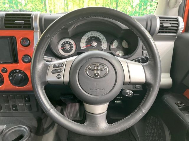�C���e���A�ɍ��킹���f�U�C���̃X�e�A�����O�́A�^�]�������̂��Ƃ��l���A�^�]���₷���`��A�傫���ł��B�����x�A���ۂɐG���Ă��m���߂��������B