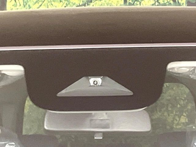 【ブラインドスポットインフォメーション】走行中、ドアミラーの死角になりやすい箇所に後続車が接近するとサイドミラー付近に警告を表示、ドライバーに注意喚起をしてくれます。