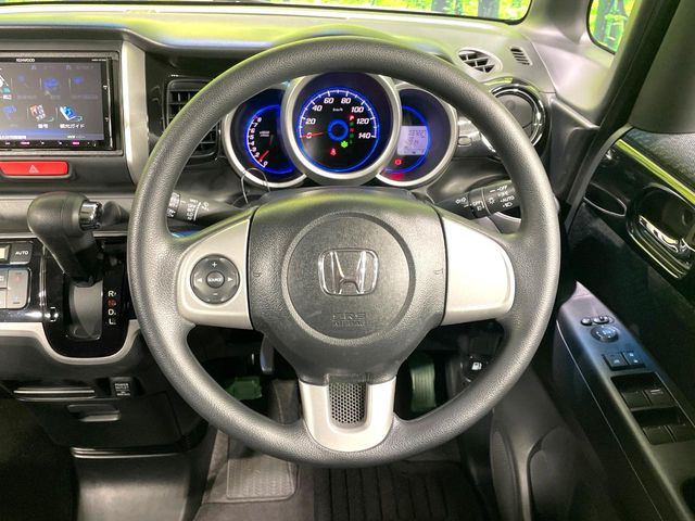 �C���e���A�ɍ��킹���f�U�C���̃X�e�A�����O�́A�^�]�������̂��Ƃ��l���A�^�]���₷���`��A�傫���ł��B�����x�A���ۂɐG���Ă��m���߂��������B