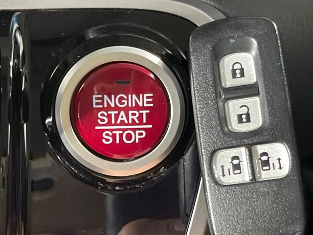 �yHonda�X�}�[�g�L�[�z�J�o����|�P�b�g�ɓ��ꂽ�܂܂ł��h�A�̎{���E�������\�ȃX�}�[�g�L�[�𑕔��B�G���W���̃I���E�I�t�����J�M�����o���K�v����������Ƃ��Ă��֗��ł���