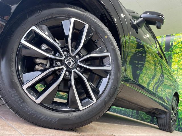 【純正18インチアルミホイール】外観にマッチした純正アルミホイールを装着しております。各種社外アルミホイールや、スタッドレスタイヤも取扱いしております。是非ご相談ください♪