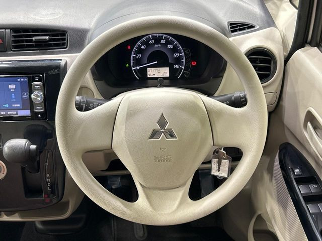 �C���e���A�ɍ��킹���f�U�C���̃X�e�A�����O�́A�^�]�������̂��Ƃ��l���A�^�]���₷���`��A�傫���ł��B�����x�A���ۂɐG���Ă��m���߂��������B