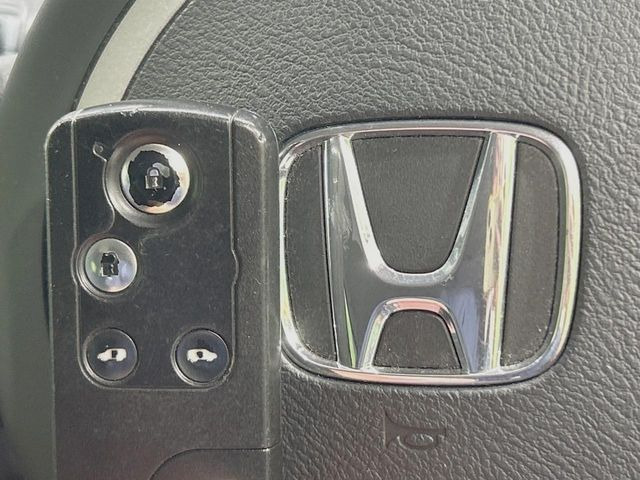 �yHonda�X�}�[�g�L�[�z�J�o����|�P�b�g�ɓ��ꂽ�܂܂ł��h�A�̎{���E�������\�ȃX�}�[�g�L�[�𑕔��B�G���W���̃I���E�I�t�����J�M�����o���K�v����������Ƃ��Ă��֗��ł���