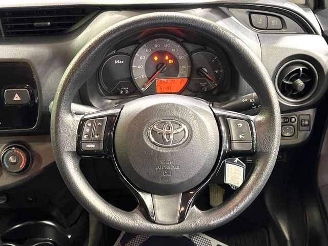 �C���e���A�ɍ��킹���f�U�C���̃X�e�A�����O�́A�^�]�������̂��Ƃ��l���A�^�]���₷���`��A�傫���ł��B�����x�A���ۂɐG���Ă��m���߂��������B