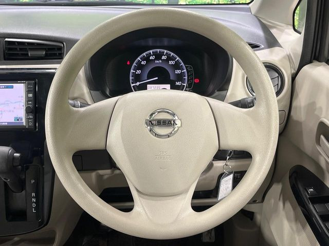 �C���e���A�ɍ��킹���f�U�C���̃X�e�A�����O�́A�^�]�������̂��Ƃ��l���A�^�]���₷���`��A�傫���ł��B�����x�A���ۂɐG���Ă��m���߂��������B