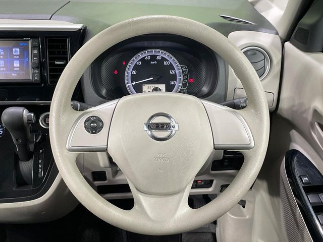 �C���e���A�ɍ��킹���f�U�C���̃X�e�A�����O�́A�^�]�������̂��Ƃ��l���A�^�]���₷���`��A�傫���ł��B�����x�A���ۂɐG���Ă��m���߂��������B