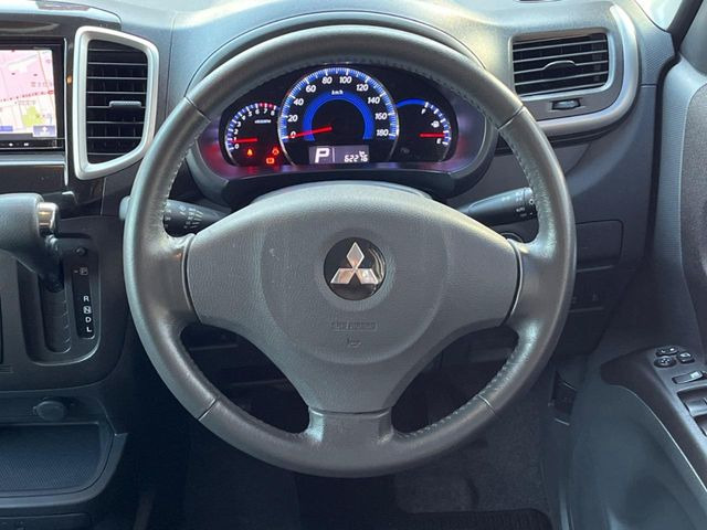 �C���e���A�ɍ��킹���f�U�C���̃X�e�A�����O�́A�^�]�������̂��Ƃ��l���A�^�]���₷���`��A�傫���ł��B�����x�A���ۂɐG���Ă��m���߂��������B