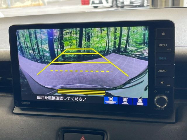 【バックカメラ】駐車時に後方がリアルタイム映像で確認できます。大型商業施設や立体駐車場での駐車時や、夜間のバック時に大活躍!運転スキルに関わらず、今や必須となった装備のひとつです!