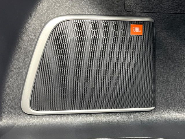 �yJBL�T�E���h�V�X�e���z���[�J�[�I�v�V�����̍��i�ʃT�E���h�V�X�e���𓋍ځB��p�̃`���[�j���O���{���ꂽ�召�l�X�ȃX�s�[�J�[����ǎ��ȃT�E���h���t�ł��A�Տꊴ���ӂ�鉹����Ԃ����o���܂��B